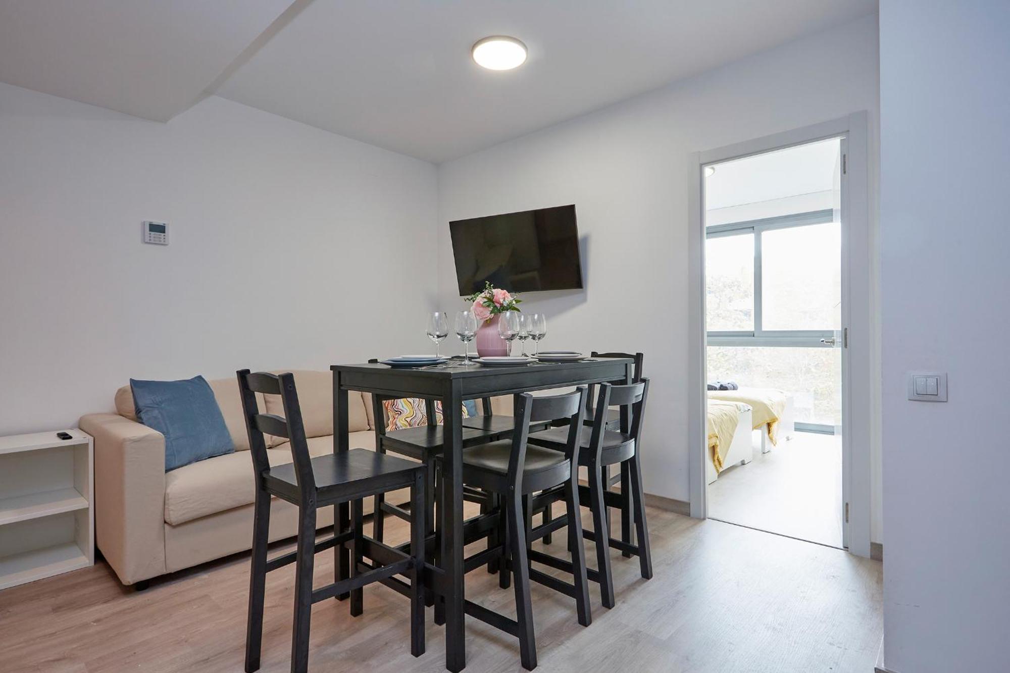 Three Bedroom Two Bathroom Apartment Close To Beach Барселона Экстерьер фото